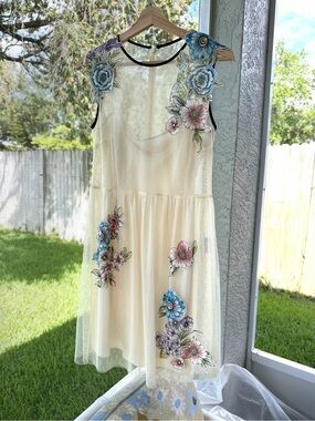Red Valentino Cream Point d’Esprit Mesh Floral Appliqué Dress Jewel Neck Size 42